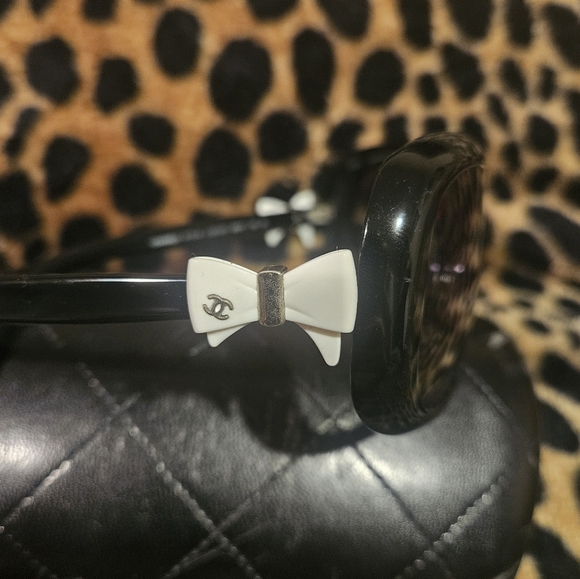 Chanel Black Square Oversized White Bow Sunglasses with Case - Picture 4 of 9